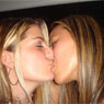chicas besandose uniendo fluidos lengua con lengua lesbianas en plena accion